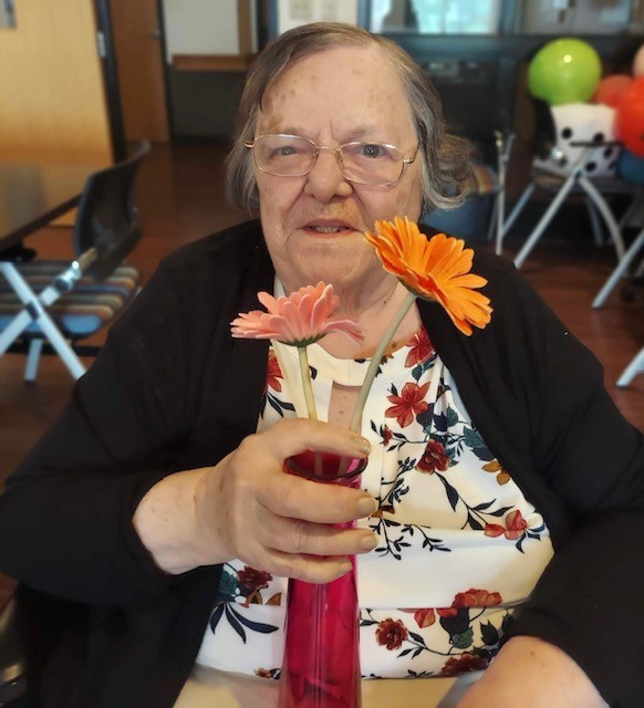 AshfordPlaceHC's tweet photo. We are feeling all the flower power while making our centerpieces!
#TrilogyThemeWeeks #GroovinwithTrilogy #DancingthroughtheDecades https://t.co/A0WIk20IOO