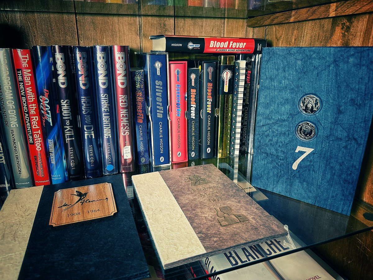 Wanted to share a quick tray case I made for my first edition and signed first edition of <a href="/monstroso/">charlie higson</a> On His Majesty’s Secret Service. Note the use of the newly minted coins … =]  <a href="/TheIanFleming/">Ian Fleming</a> <a href="/FlemingsBond/">Fleming's Bond</a> #70YearsOf007