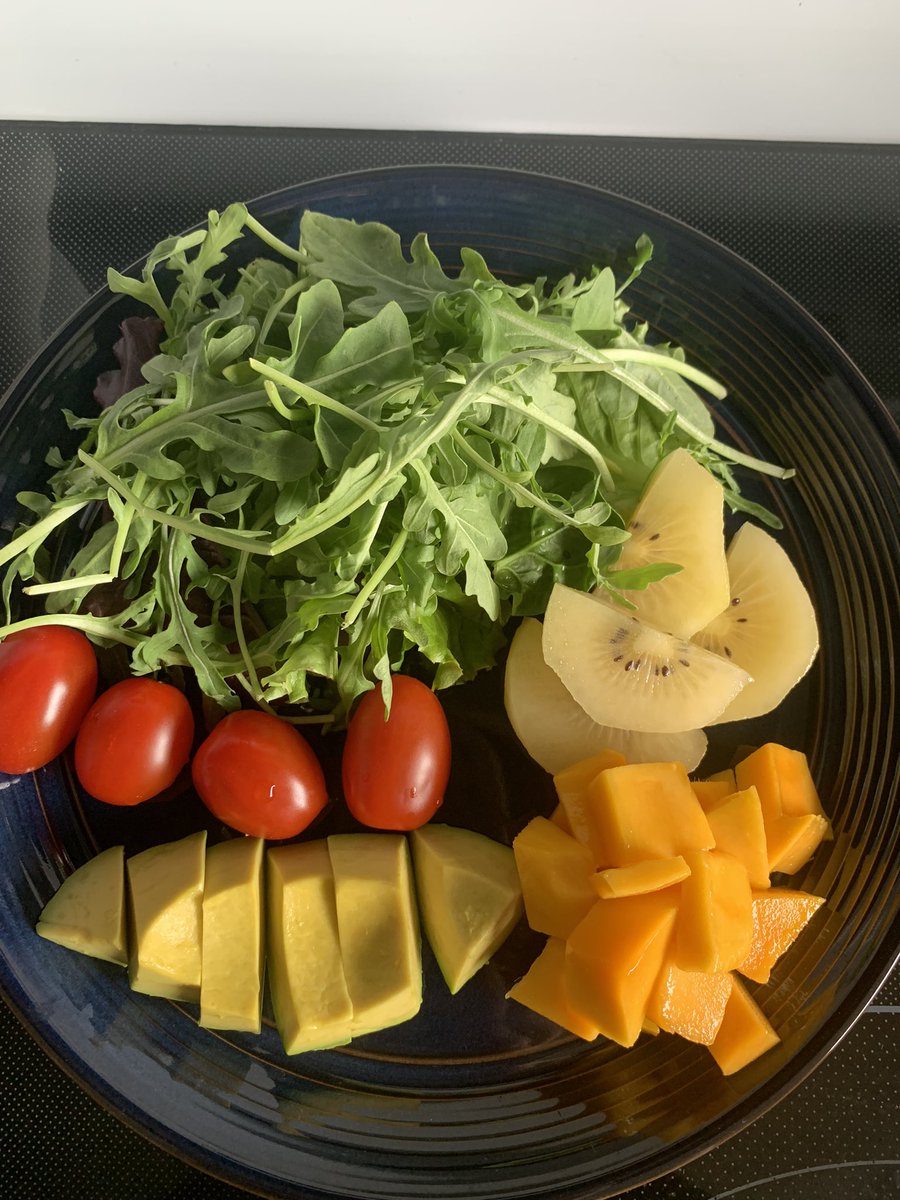 yevliii's tweet photo. Prepped salad 🥗 for dinner tonight~ Having fish also~😋💜 #allmine #arugulasalad #springmix https://t.co/pj3Bzv68Lf