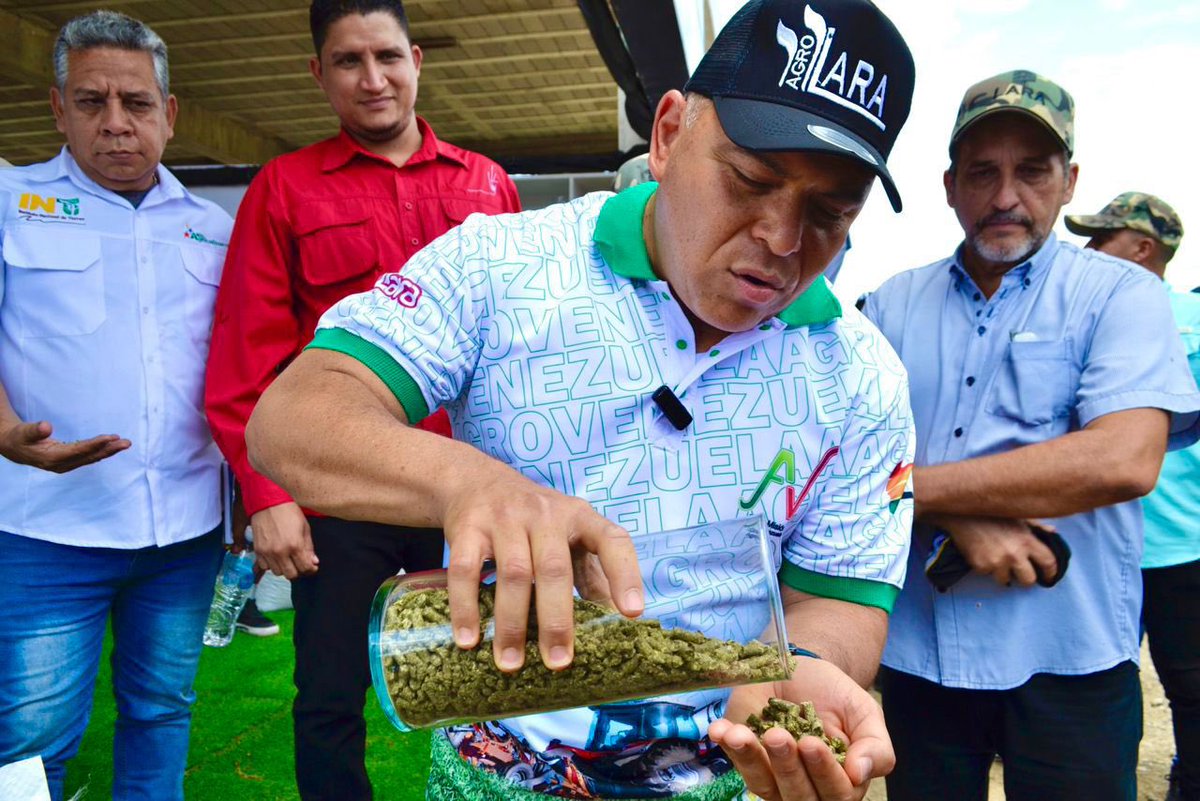 AdolfoP_Oficial's tweet photo. #24May Atendimos a agricultores de la Unidad de Producción Las Virtudes y a productores de otros territorios con la entrega de semillas, insumos agrícolas, fungicidas y fertilizantes, a través de AgroLara y la Empresa Integral de Producción Agrícola Socialista de Valle de Quíbor. https://t.co/vBsyK0FmvL