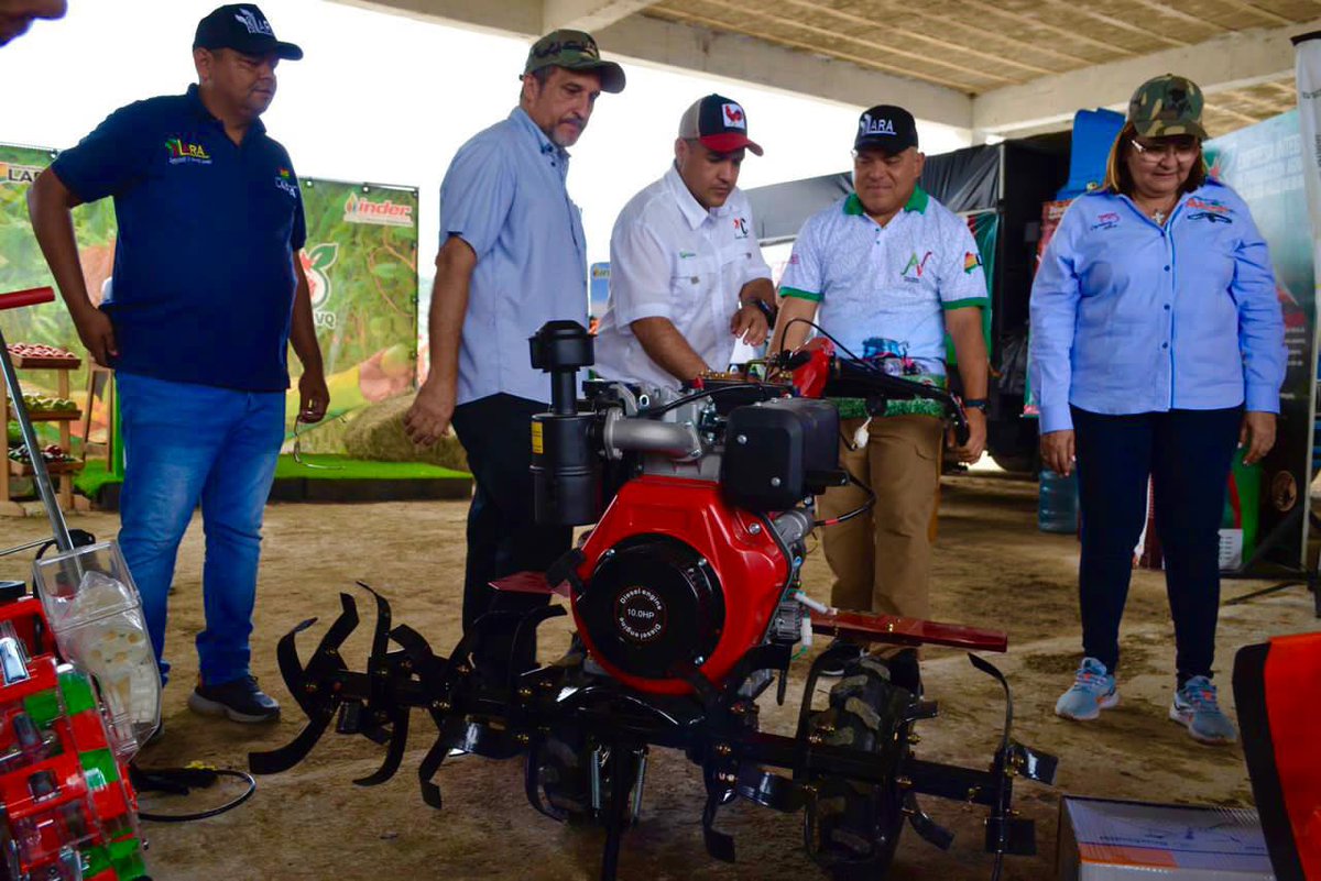 AdolfoP_Oficial's tweet photo. #24May Atendimos a agricultores de la Unidad de Producción Las Virtudes y a productores de otros territorios con la entrega de semillas, insumos agrícolas, fungicidas y fertilizantes, a través de AgroLara y la Empresa Integral de Producción Agrícola Socialista de Valle de Quíbor. https://t.co/vBsyK0FmvL