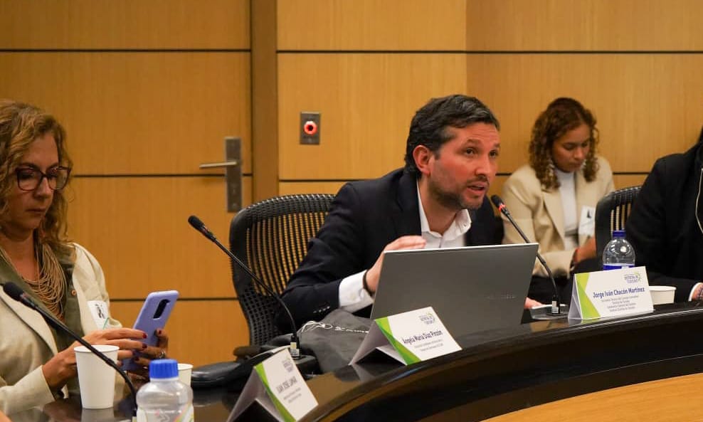 Bogota_Turismo's tweet photo. En el marco del #ConsejoConsultivoDeTurismo el Subdirector de Desarrollo y Competitividad del @IDTBogota Iván Chacón, socializó la estrategia #RedCuidadana la cual busca fortalecer la seguridad turística y se enfoca en el mejoramiento de las zonas de interés en @Bogota https://t.co/hiiUiLmGAC