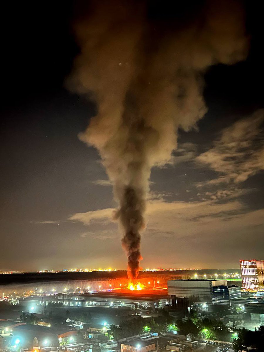RussiaBurning's tweet photo. Lots of fires 🔥 🔥 🔥 tonight in 🇷🇺!

In Odintsovo 🇷🇺, the construction market is on fire. 

The area of the fire is already 1200 square meters. https://t.co/6VHq5N1LRd