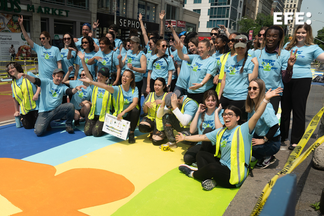 Los coloridos diseños de la artista española Vanesa Álvarez cubren casi 700 metros cuadrados de asfalto en el centro de Nueva York, en la plaza de Union Square, donde se ubica un nuevo mural que llama a frenar el ritmo, conectar con la naturaleza y proteger la Tierra.