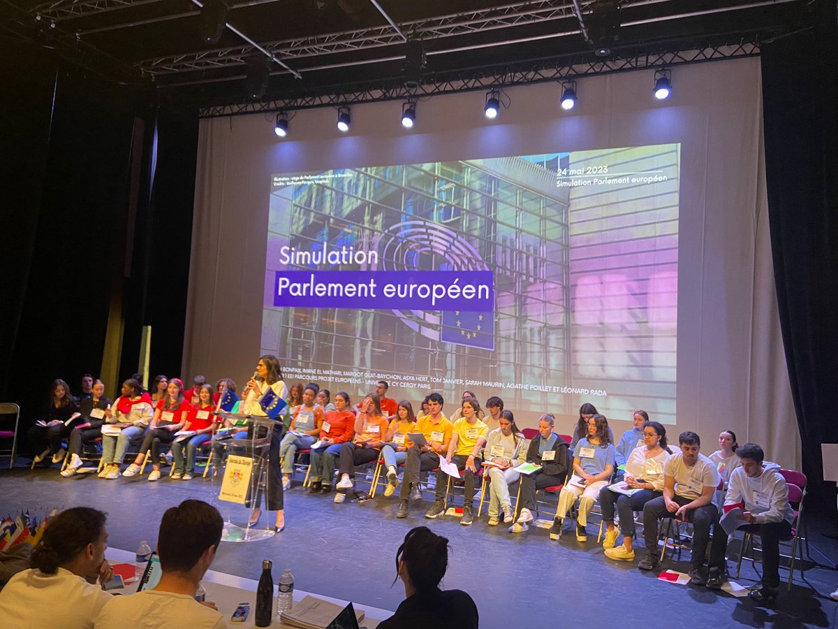 Seb_Poniatowski's tweet photo. Bravo aux lycéens de Fragonard #lisleadam qui, entourés des étudiants du Master Projets  Européens de #CYCergyPontoise ont brillament simulé une séance du Parlement Européen toute cette journée à la Scène Adamoise. Et merci à notre talentueuse intervenante @Edwina_LR95. https://t.co/FzfoUljXTH