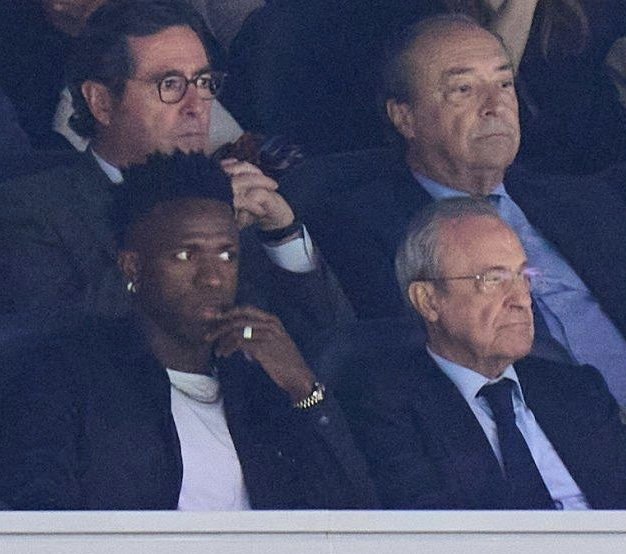 LosMadridistas_'s tweet photo. 🗣️@jpedrerol : "Il y a des joueurs qui ont marqué l'histoire au Real Madrid mais qui n'ont jamais pu s'asseoir dans la zone privilégiée avec Florentino Pérez. C'est une image très frappante pour Vinicius." https://t.co/Z7pAnJOAwq