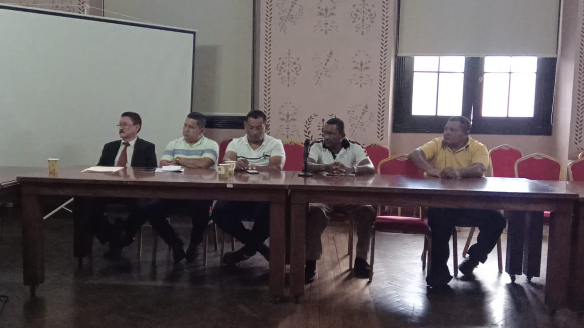 AlcaldiadeBaru's tweet photo. Continuando con la mesa de negociaciones entre el gobierno nacional, Grupo Coses y el alcalde Marcos Beitia, hoy martes el ministro de gobierno Roger Tejada, sostuvo un acercamiento con la comitiva en la ciudad de Panamá, para dar a conocer los avances de los puntos planteados. https://t.co/xqJEi7ZKMh