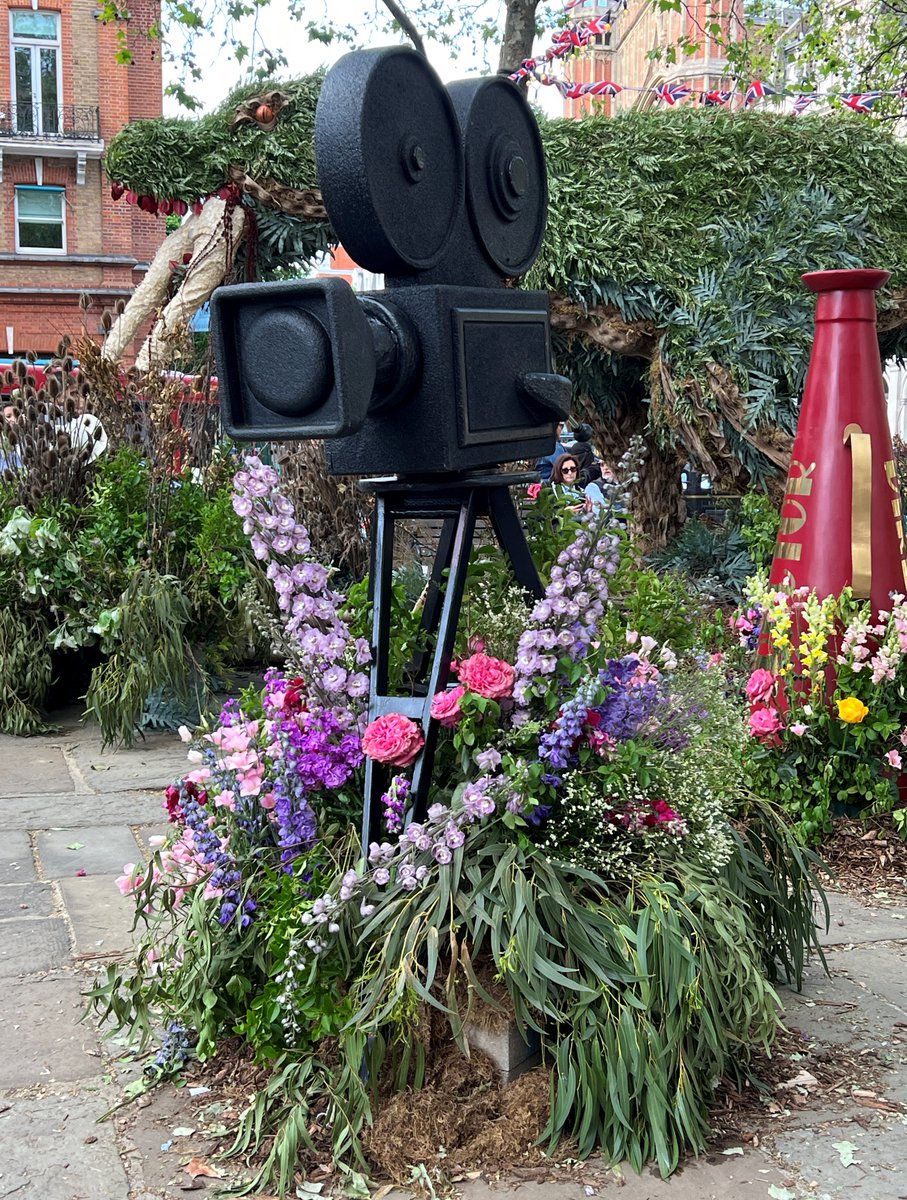 londonviasurrey's tweet photo. Flowers on Film — Chelsea in Bloom, London's largest free flower festival featuring 85+ displays runs through May 28th #ChelseaInBloom #Cadogan @The_RHS #SloaneSquare @KikiMcdonough #MaryPoppins @BAFTA @InsideJigsaw @BlueBirdChelsea #ConfettiClubLondon
https://t.co/VJjyxdM6eo https://t.co/l4x3iImh7e