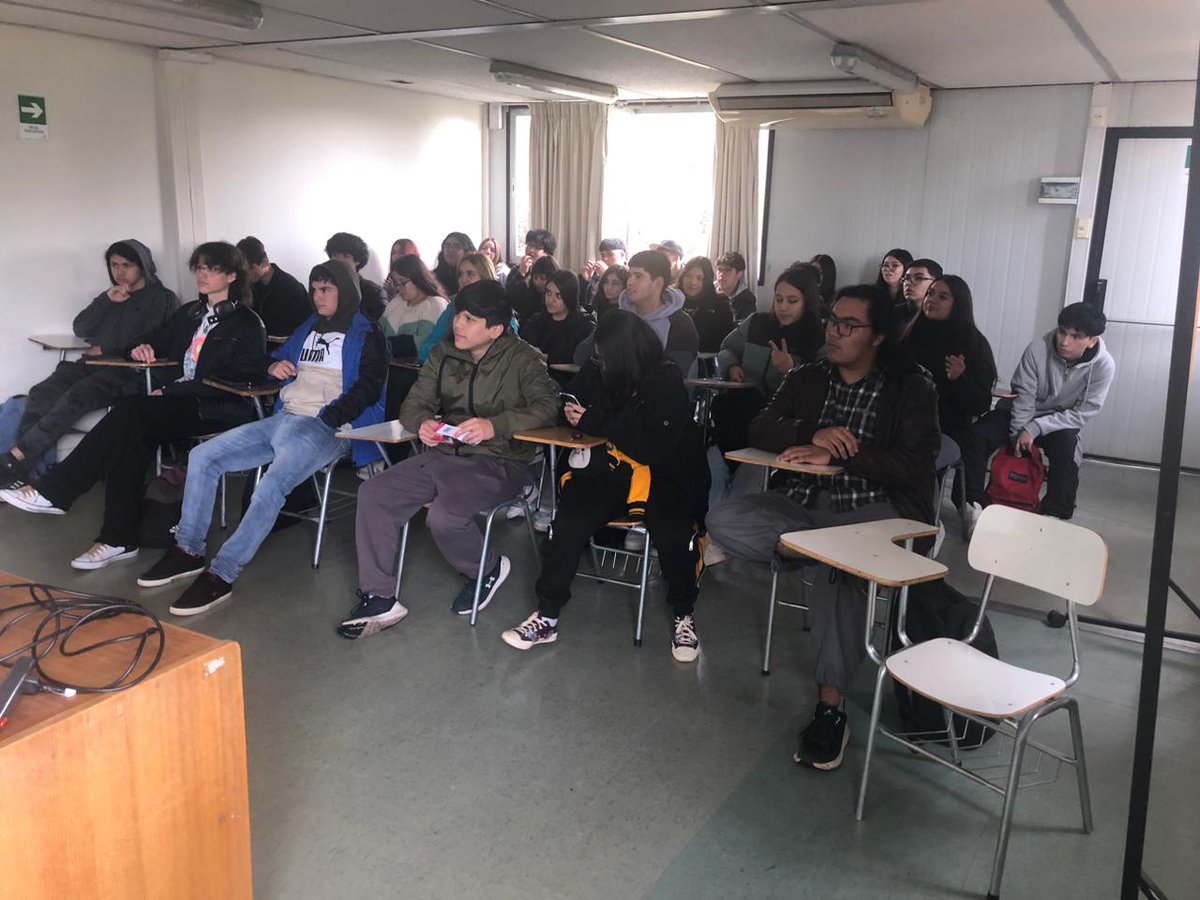 ICBUTALCA1's tweet photo. Hoy nos visitaron estudiantes del Liceo Bicentenario de Excelencia Carlos Montané Castro de Quirihue, quienes tuvieron la oportunidad de conocer nuestras instalaciones y adquirir conocimientos sobre nuestra carrera. 
#SomosUTalca
#ICB
#Bioinformaticautalca https://t.co/aHJXaWnuPs