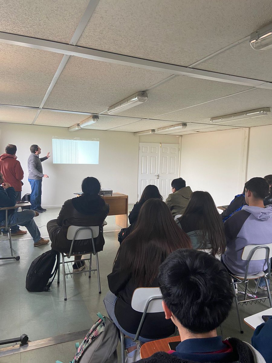 ICBUTALCA1's tweet photo. Hoy nos visitaron estudiantes del Liceo Bicentenario de Excelencia Carlos Montané Castro de Quirihue, quienes tuvieron la oportunidad de conocer nuestras instalaciones y adquirir conocimientos sobre nuestra carrera. 
#SomosUTalca
#ICB
#Bioinformaticautalca https://t.co/aHJXaWnuPs