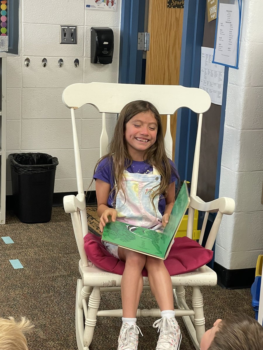 marnellandrea29's tweet image. This sweet girl saved her Starbucks up to read to my classroom. She was all smiles! I sure do miss her! @VV_Voyagers @WerleKelly #fabulousfirsties #guestreader #smiles #alwaysapositiveattitude