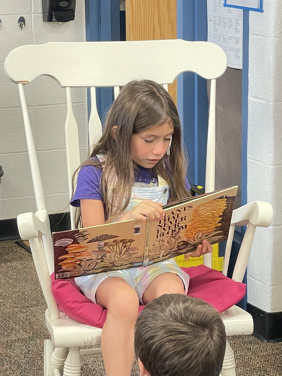 marnellandrea29's tweet image. This sweet girl saved her Starbucks up to read to my classroom. She was all smiles! I sure do miss her! @VV_Voyagers @WerleKelly #fabulousfirsties #guestreader #smiles #alwaysapositiveattitude