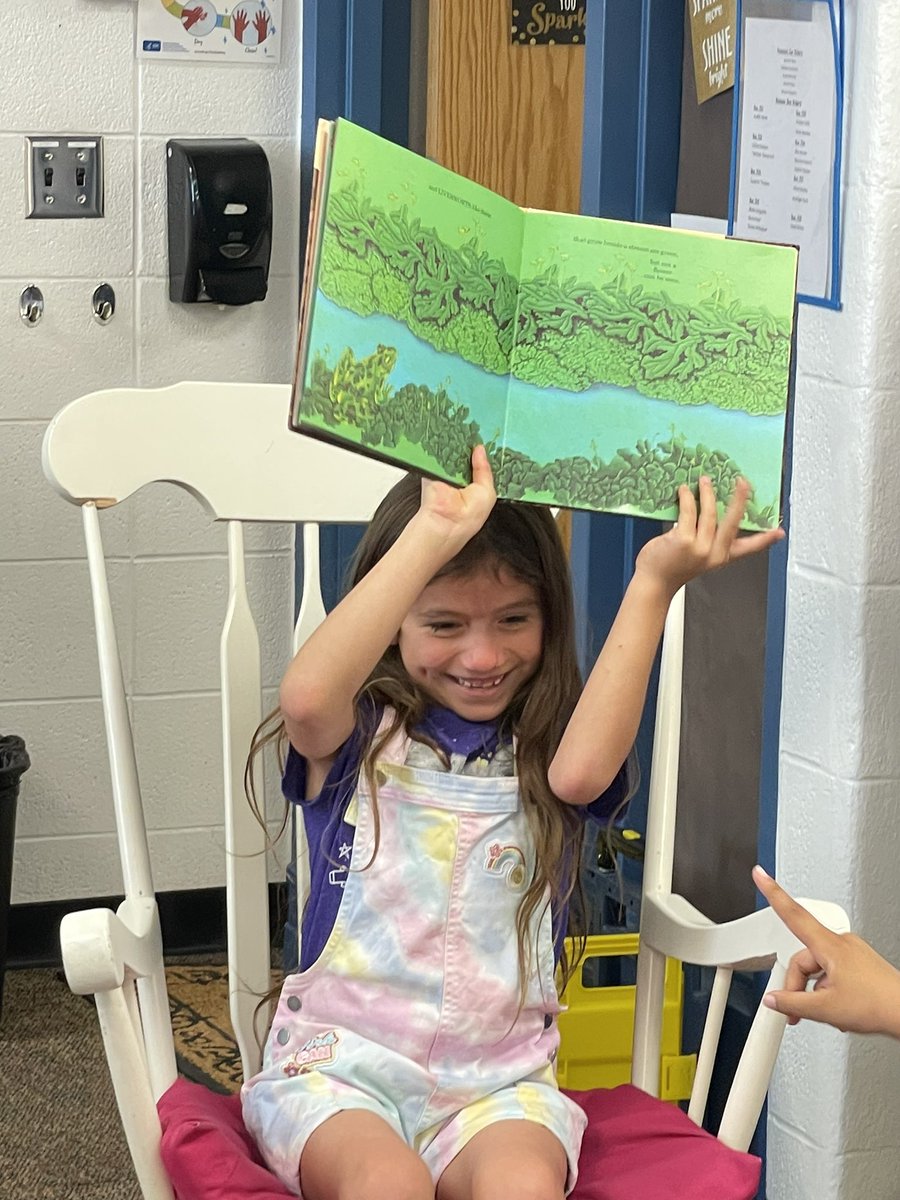 marnellandrea29's tweet image. This sweet girl saved her Starbucks up to read to my classroom. She was all smiles! I sure do miss her! @VV_Voyagers @WerleKelly #fabulousfirsties #guestreader #smiles #alwaysapositiveattitude