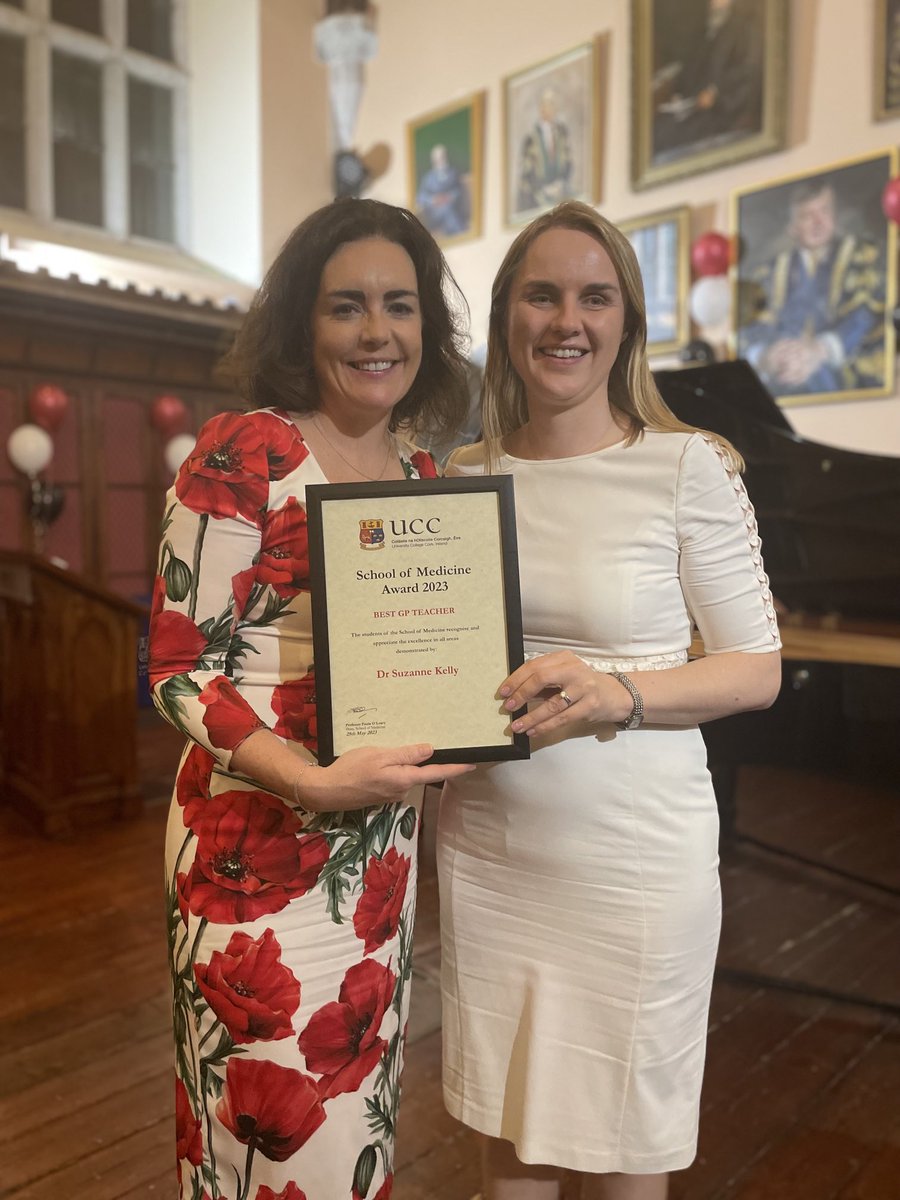 Enormously proud of my amazing wife receiving a teaching award from the ⁦⁦@UccDeptMed⁩ graduating Class of 2023 ⁦@dremmawallace⁩ ⁦@ICGPnews⁩ #BeaGP ⁦@corkGPtraining⁩