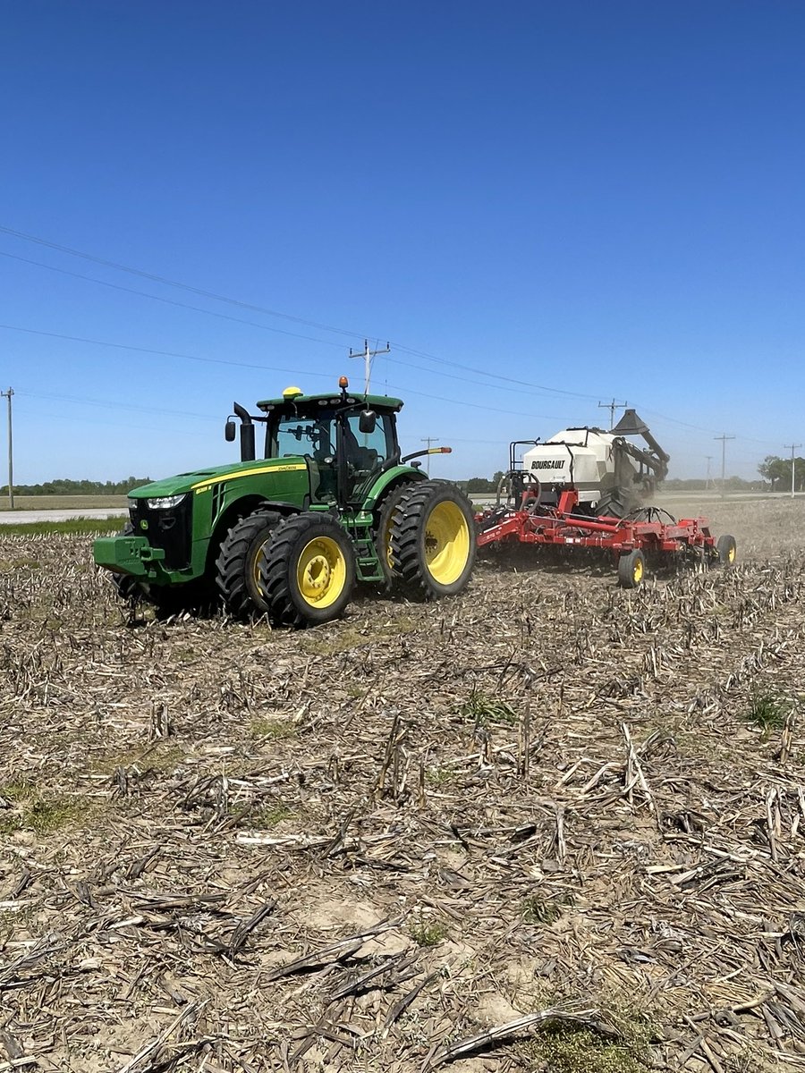 Greg_richards12's tweet photo. Soybeans 23 finally a go @BourgaultAg #plant2023 https://t.co/n0rG2FcIKl