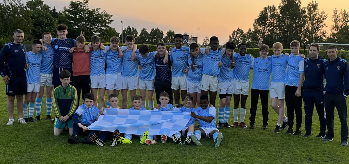 LosZarcos's tweet photo. Our under 15s concluded their promotion winning season this evening in The Park with a 3-0 victory over Riverstown B.
Ryan,Frankie and Pelumi with the goals on the night.
Well done to all the boys on their promotion great to see all their hard work paying off.
Up the LZ!!! https://t.co/EQ9A4AKUeY