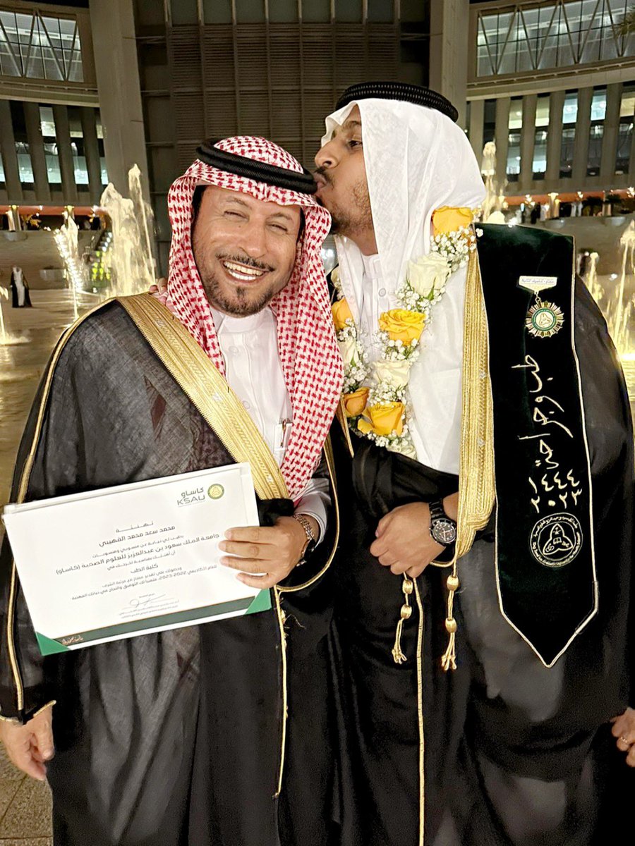 Quhaiby's tweet photo. "الحمدلله في مبتدأ الأمر ومنتهاه" 

24/5/2023

تاريخ مميز سيبقى مخلداً في ذاكرتي ما حييت، يوم تخرجي من كلية الطب بجامعة الملك سعود بن عبدالعزيز للعلوم الصحية بامتياز مع مرتبة الشرف. https://t.co/iWmUP2vFLM