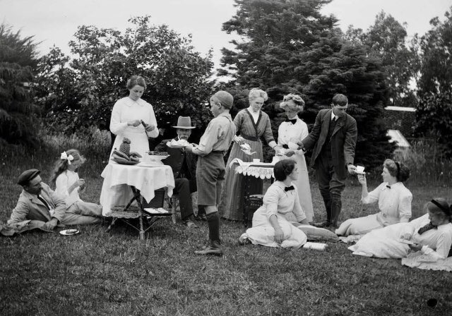 Tea on the lawn, 1912.

#oldphotography 
#1920s