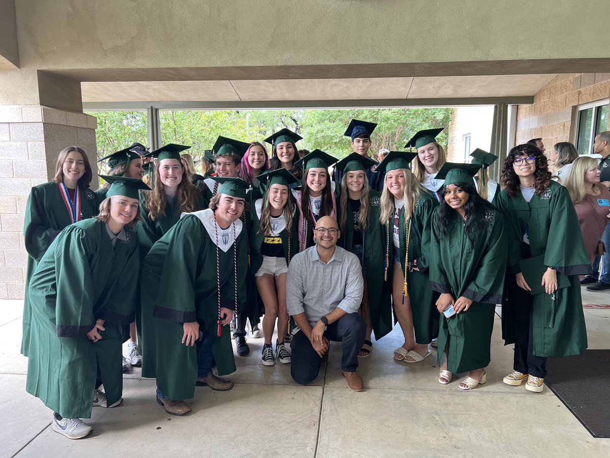 MrJustinGomez's tweet image. My favorite day of the year! Senior walks!!! @TechyMrsWalsh and I ran over to @DCEgreatnesswi1 to see some of our old students!! 👩‍🎓 👨‍🎓