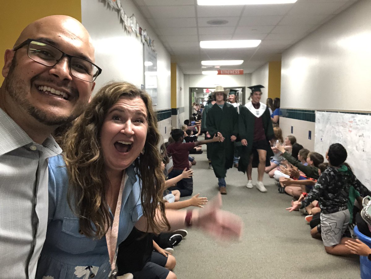 MrJustinGomez's tweet image. My favorite day of the year! Senior walks!!! @TechyMrsWalsh and I ran over to @DCEgreatnesswi1 to see some of our old students!! 👩‍🎓 👨‍🎓