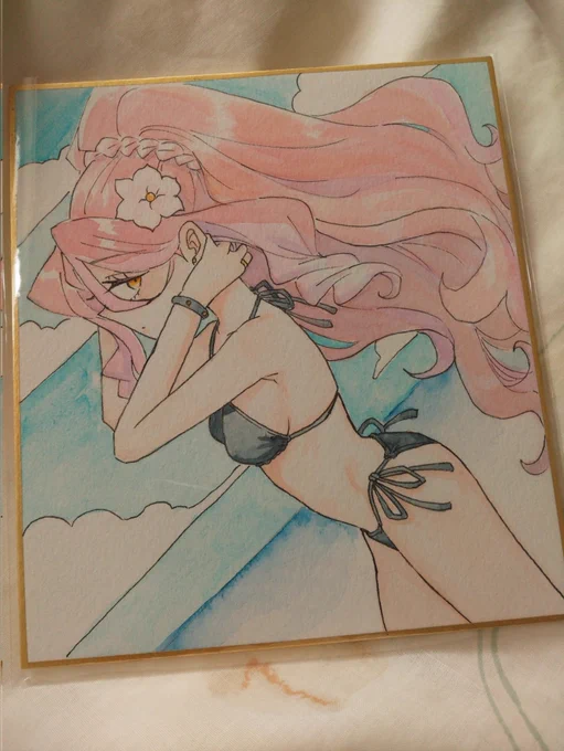 ポンケ先生()の色紙をお迎えしました! Bon voyage!空と海とが重なる なビーチのエルザ様、白い肌に黒ビキニが映えてパーフェクトなスタイルを全力で感じることができて大変助かります。 背中の紐のくい込み、こりゃあいけない癖ポイントですよ。。。