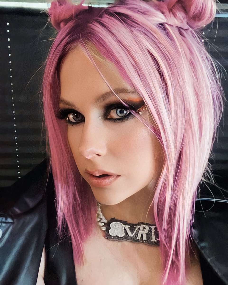 Avril Lavigne with pink hair