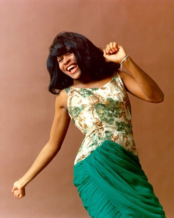 minjinlee11's tweet photo. In the summer of 1986, I worked the cash register at the bookstore of the Metropolitan Museum of Art. One afternoon, Ms. Tina Turner came to my register to buy a modern photography book. Her gold American Express card read: “Tina Turner, Private Dancer Inc.” https://t.co/OFP5vrYz02