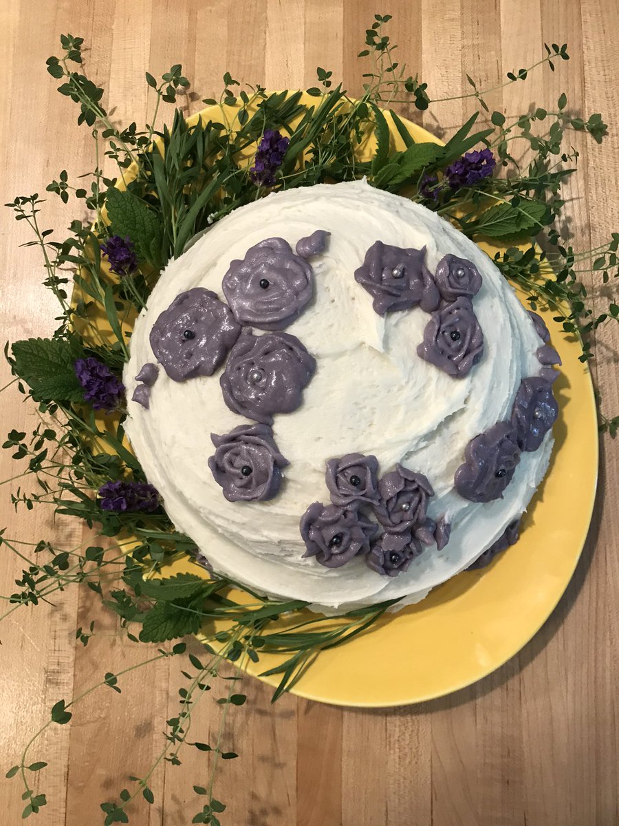 I tried to make buttercream roses for my friend’s birthday cake. Well. The frosting I made was too soft, so they melted. I put them on anyway. Boring. So I hit the garden!!
#kitchenwitch #garden #bake