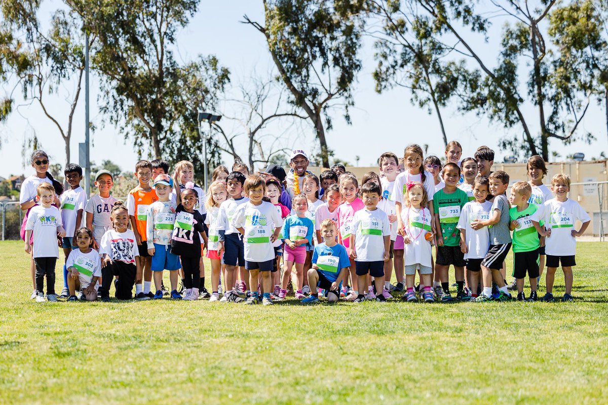 USTrackFieldFDN's tweet photo. Through our Run With US! Program we partnered 2x Olympian @FlyyLikeChrisB with @HealthyKidsRS to inspire the next generation of young athletes while emphasizing the importance of nutrition, achieving your goals, and following your dreams. 👟💙

#FollowYourDreams https://t.co/Q6tR5LTs79
