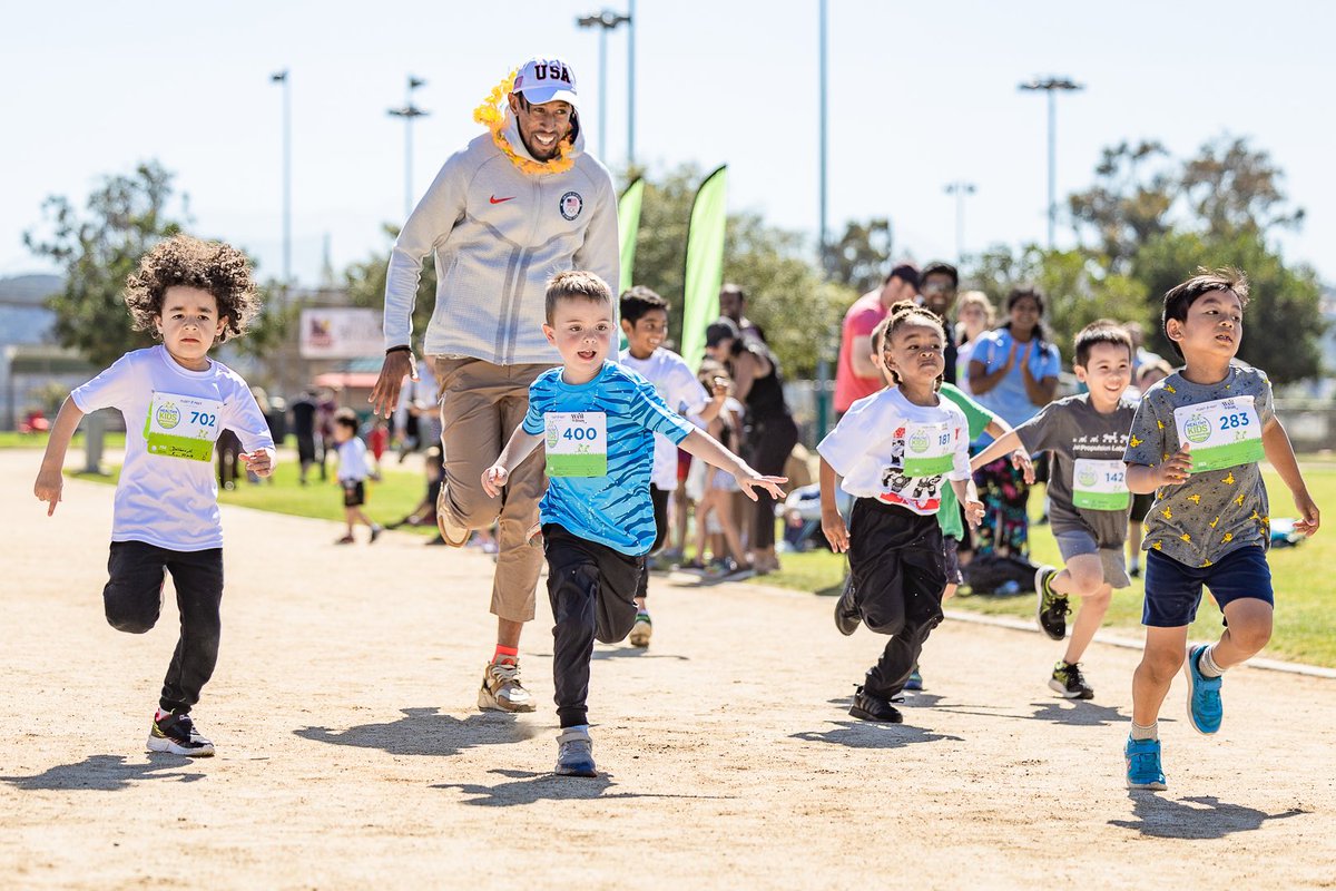 USTrackFieldFDN's tweet photo. Through our Run With US! Program we partnered 2x Olympian @FlyyLikeChrisB with @HealthyKidsRS to inspire the next generation of young athletes while emphasizing the importance of nutrition, achieving your goals, and following your dreams. 👟💙

#FollowYourDreams https://t.co/Q6tR5LTs79