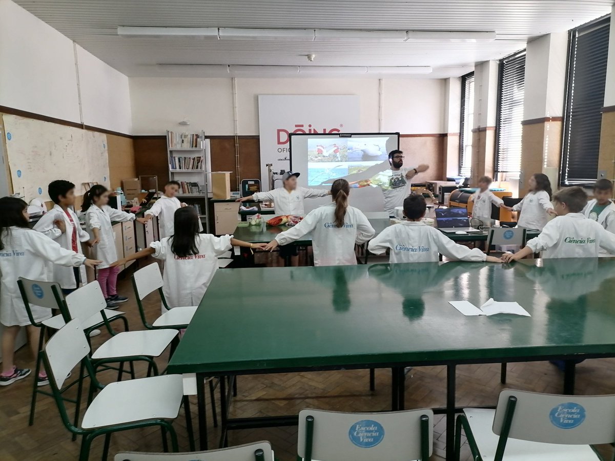 Really nice to share our science with primary school kids (6-10y) 🐙🐧 this time at @cienciaviva Rómulo de Carvalho at @UnivdeCoimbra had the chance to show some amazing #colossalsquid beaks and the size of a #WanderingAlbatross 🦑 #Antarctica #SouthernOcean #EducationAndOutreach