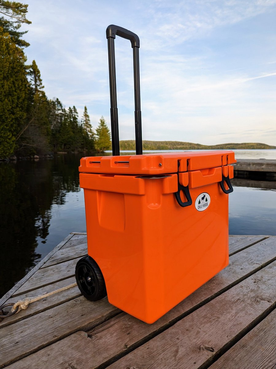 Have you seen our newly upgraded 35L wheeled explored?  
-Larger Wheels
-Heavy Duty Telescopic Handle
-Built In Bottle Opener 
-Tie Down Points Located On Lid
-Lockable Lid
One Superior Cooler 
#cooler #gpexplorer2 #chillymoose #camping #cottage #outdoors #fishing #hunting