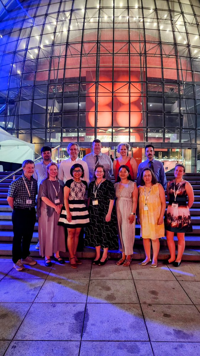 The happy Canadian contingent at the Gala dinner for #cccongress2023. @CIC_ChemInst @FedCommChem @SVOCora