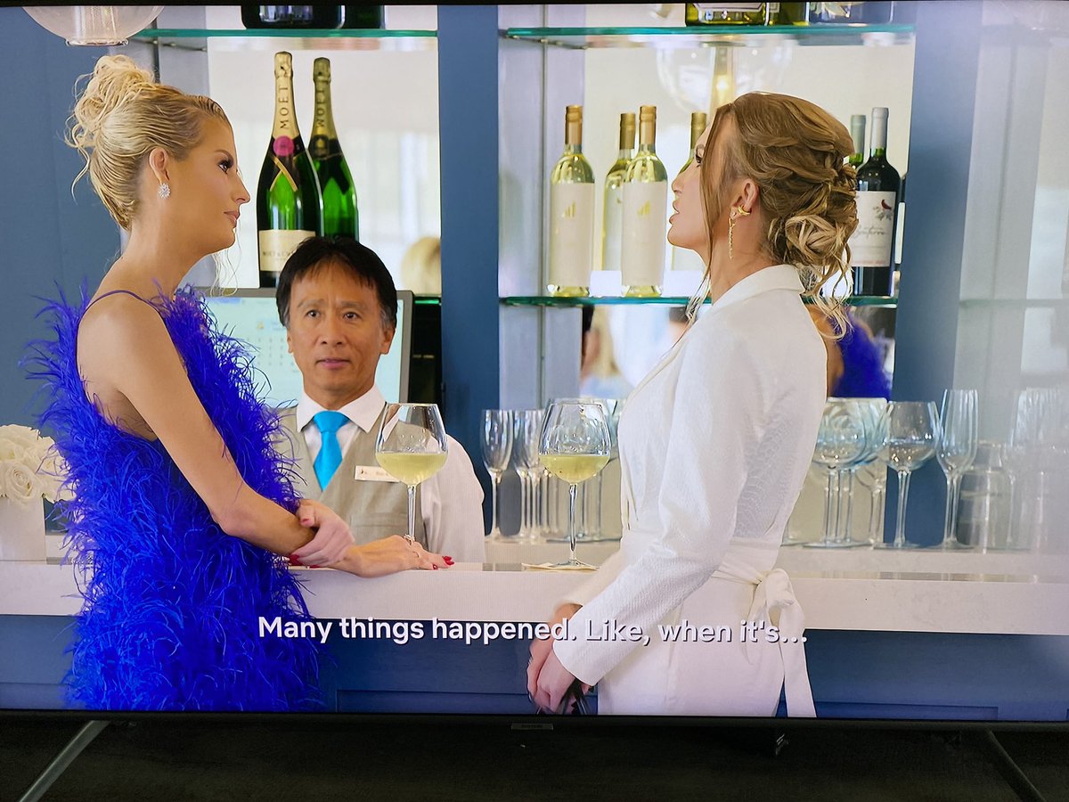 ambersturgis's tweet photo. This bartender is the actual star of this season. #sellingsunset https://t.co/fB9I0UQPR7