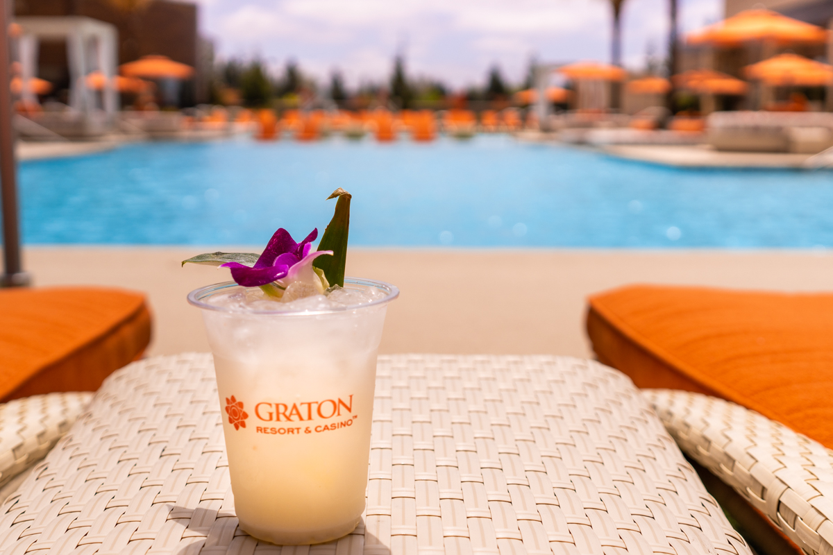 playgraton's tweet photo. The Pool at Graton is your sweet escape ๐นโ๏ธ๐ถ๏ธ Enjoy this Coconut Spiked Lemonade and many other treats off of our Pool Bar Menu! Take a look here: https://t.co/7Q67gqDnq0
#gratoncasino #playgraton #resort #bayarea #gratonpool https://t.co/dXB3v36CDy