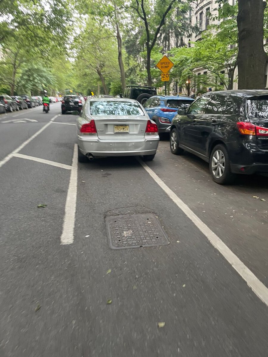 Reported_NYC's tweet photo. The driver T93MSV blocked the bike lane near 372 3rd St. on May 24. This is in Brooklyn Community Board 06 #brooklyncb6 &amp; #NYPD78. #VisionZero #BlockedBikeNYC https://t.co/EhPeJzt6bQ