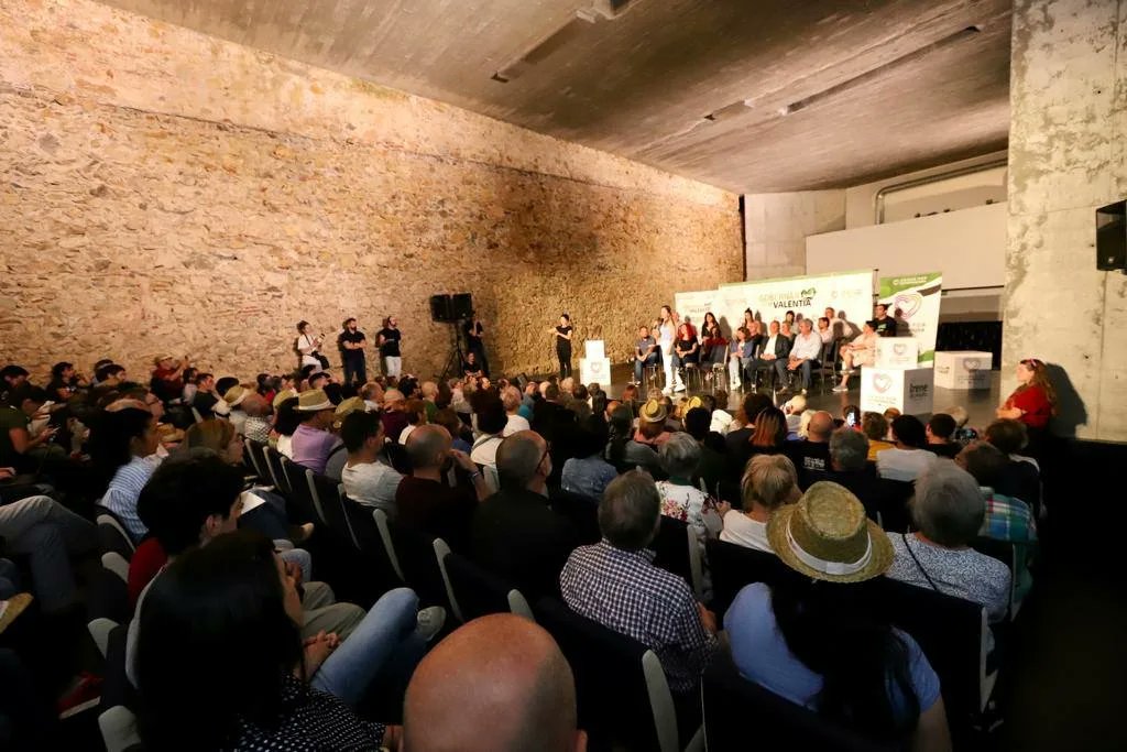 🔻 Hoy hemos vivido un acto muy emocionante en Badajoz junto a <a href="/EnriqueSantiago/">Enrique Santiago</a> e <a href="/IreneMontero/">Irene Montero</a> y nuestras compañeras de @extremadura_por:  @Irenirima , <a href="/JoaquinMaciasIU/">Joaquín Macías Rodríguez</a>, <a href="/ErikaBadajoz/">Erika Cadenas Corzo</a> y Javier Pache.

🚩 Ya no queda nada. ¡Este #28M vota con memoria y conciencia!