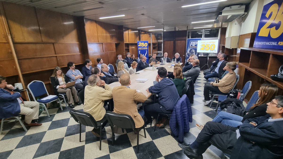 Pensar Montevideo, un proyecto que no debemos dejar de lado. Para intercambiar visiones, proponer y proyectar alternativas se conformó una mesa de trabajo con referentes barriales, técnicos y dirigentes de nuestra agrupación. Con @jorgegandini @tatoviviano @JBarriosBove