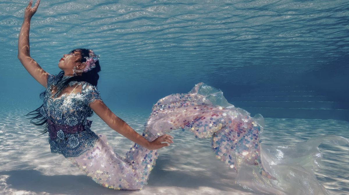 sailorhg's tweet image. watching the mermaid documentary on netflix and omg this indonesian mermaid wears a kebaya underwater, i'm obsessed! and that indonesian headdress covered in shells. it's almost like she's nyi roro kidul (the indonesian legendary queen of the southern seas) 😍