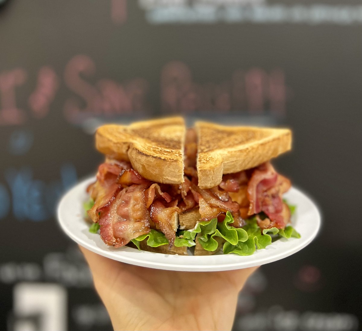 Be honest.
Is this too much lettuce?🥬😂
#yeolefashioned #chseats #holycityeats #chucktowneats #eaterchs #bitesofchs #chstoday #charleston #familyowned #hotdogs #BLTs #sandwiches #icecream #burgers #milkshakes #sundaes