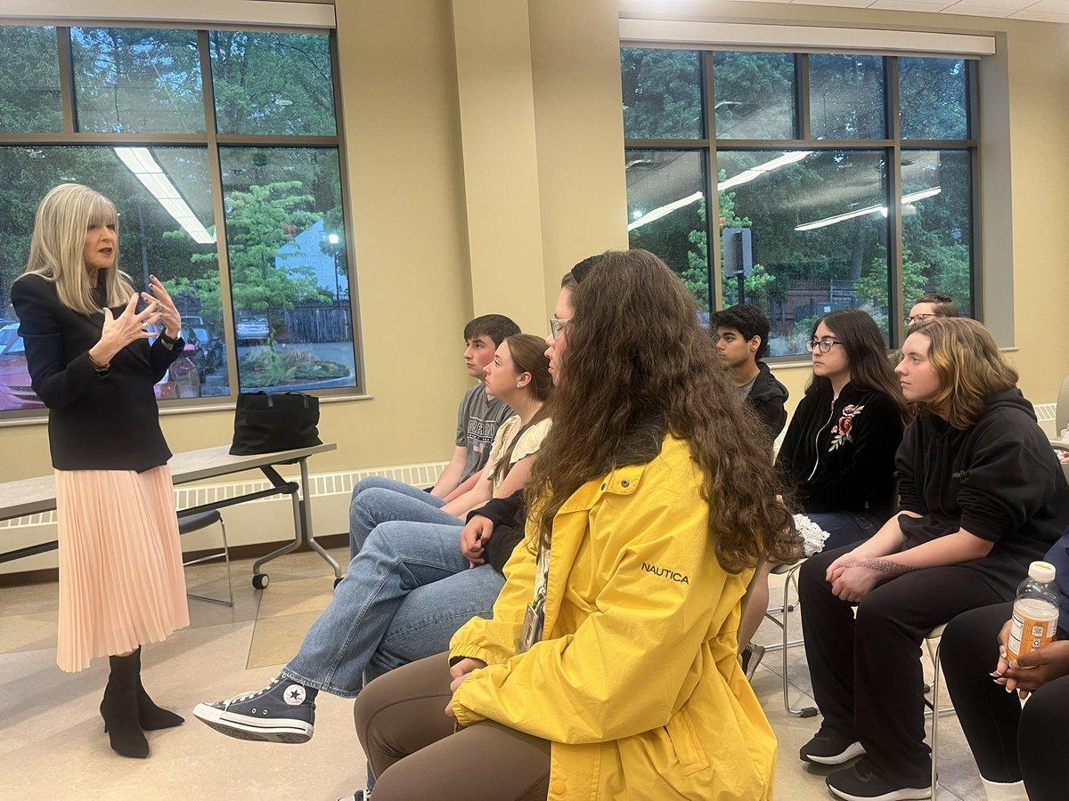 colonial_tv's tweet photo. What a wonderful experience for both former and current Shrewsbury students.  They got a chance to talk to award winning investigative journalist &amp; author @Hankon7News   She was both gracious and full of advice as well as wisdom about her more than 40 year career. Thank you Hank! https://t.co/gbXvtB6VUs