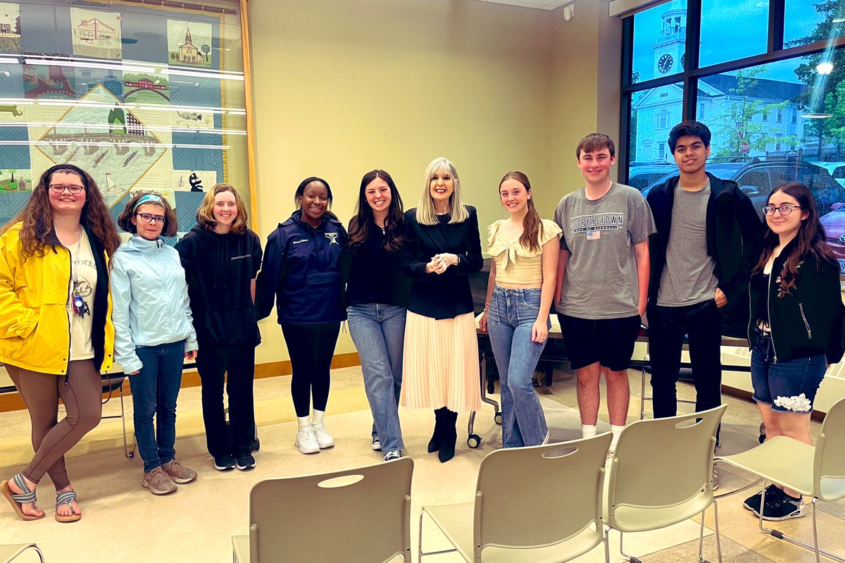 colonial_tv's tweet photo. What a wonderful experience for both former and current Shrewsbury students.  They got a chance to talk to award winning investigative journalist &amp; author @Hankon7News   She was both gracious and full of advice as well as wisdom about her more than 40 year career. Thank you Hank! https://t.co/gbXvtB6VUs