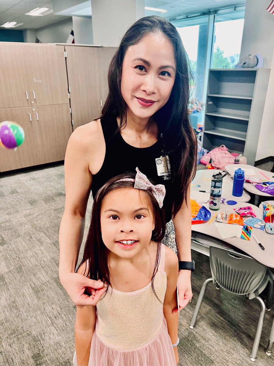 ChrisrinaT's tweet photo. End of year party with these sweet babies of mine. I had the most fun and amazing year with the most adorable kids ❤️ #owlaboutthebest https://t.co/teAnPurBi1