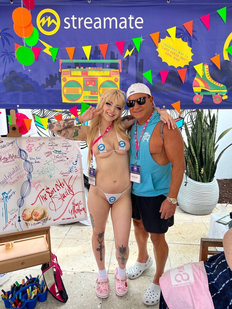 Live Adult Models (@_kgbstudios) on Twitter photo 