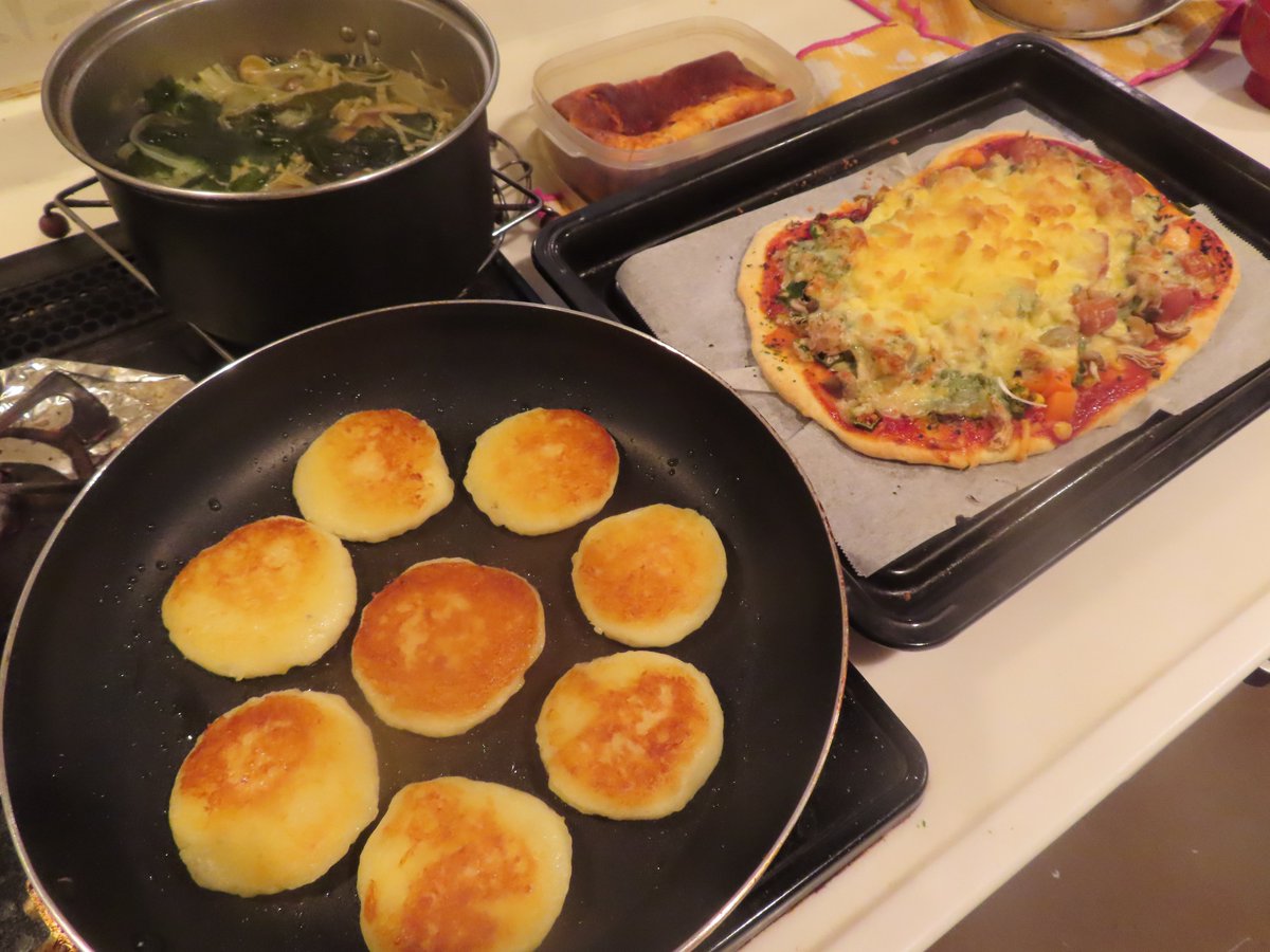 I cooked some dishes last night.

・potato snack
・pizza with tuna
・vegetable soup
・yogurt cake

The best one was potato snacks.
It was chewy and yummy.

When I was a child, my mother bought it for me after skating.
It brings me memories.

I grow up thanks to my family.