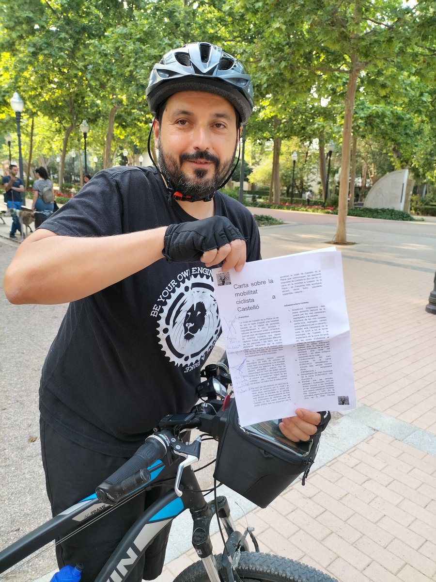 nu71ji's tweet photo. Hoy han firmado la Carta Ciclista de CS de @castelloenbici 2 candidatos  @Podem_Castello y @CompromisCS han acompañado @ConBici por #Castellon no así @PSPV_CS @PP @vox_es o @apunt_media como si lo hicieron 4 años atrás. La movilidad sostenible, seguridad y Foro de movilidad temas https://t.co/ZkKFDV4v5t