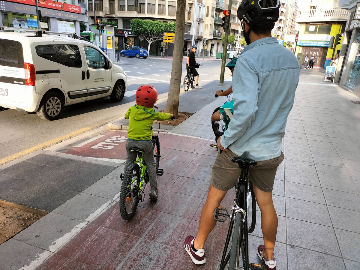 Hoy han firmado la Carta Ciclista de CS de <a href="/castelloenbici/">Castelló en Bici</a> 2 candidatos  <a href="/Podem_Castello/">PODEM Castelló</a> y <a href="/CompromisCS/">Compromís per Castelló</a> han acompañado <a href="/ConBici/">Coordinadora ConBici</a> por #Castellon no así <a href="/PSPV_CS/">PSPV-PSOE Castelló /♥</a> @PP <a href="/vox_es/">VOX 🇪🇸</a> o <a href="/apunt_media/">À Punt</a> como si lo hicieron 4 años atrás. La movilidad sostenible, seguridad y Foro de movilidad temas