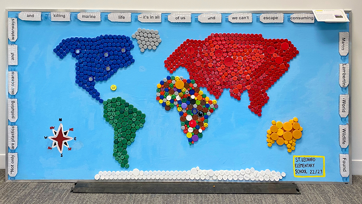EdwinClassroom's tweet photo. Shoutout to Mr. Mierzynskiβs Grade 7/8 DPCDSB classroom for putting together this amazing artwork! Inspired by #EdwinCollections Eco Footprint, students created a map of the world using bottle caps to represent the impact of plastic waste on our global landscape. #EcoArt https://t.co/EulNoAbnWo