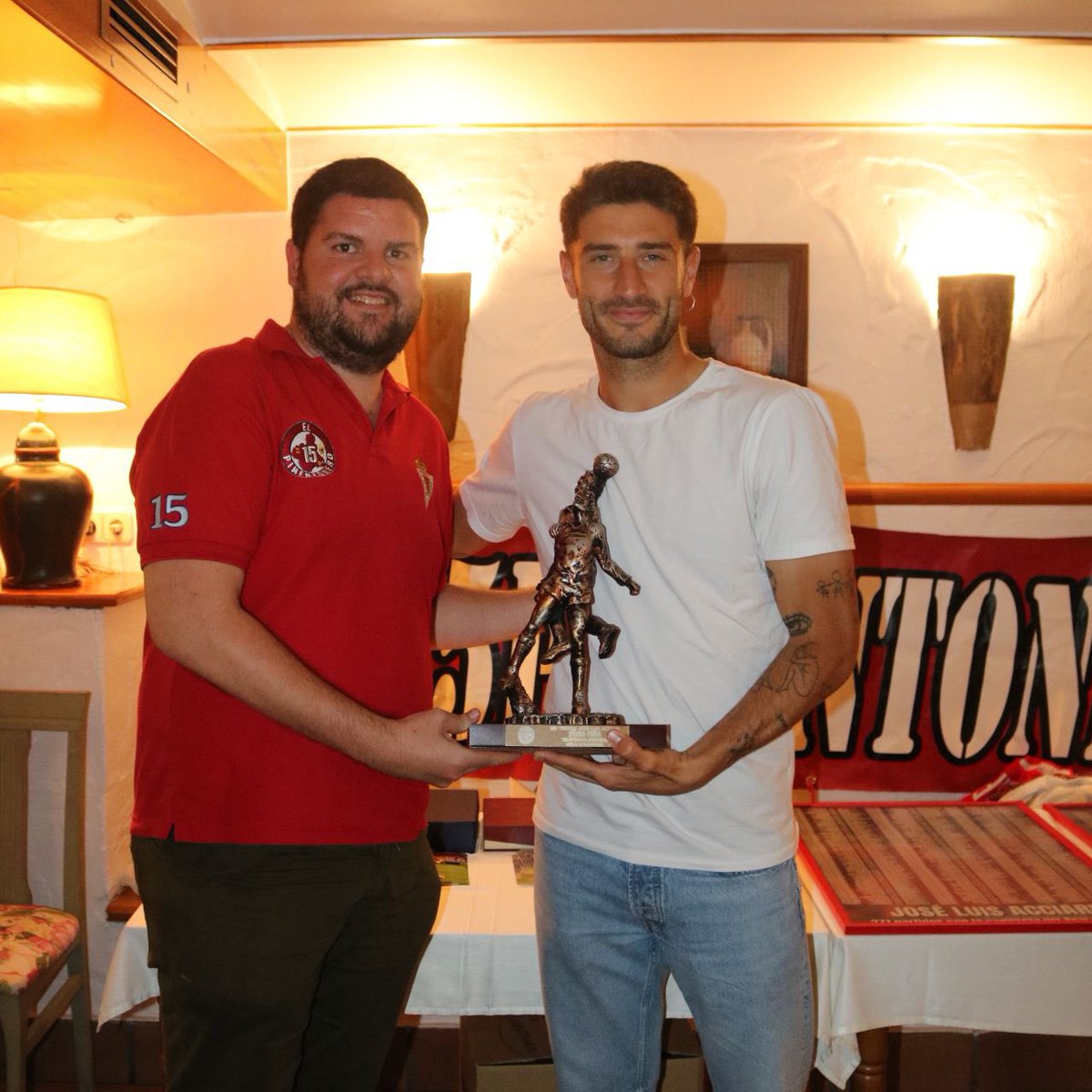 realmurciacfsad's tweet image. PEÑAS | 🧣 Hoy hemos estado en la cena anual de la Peña El 15 Pimentonero.

🏆 Iñigo Piña ha sido premiado con el XIV Trofeo 'José Luis Acciari' y Julio Gracia ha sido reconocido por su trayectoria al club. 

💪 También han sido reconocidos los ex jugadores del club Francisco…