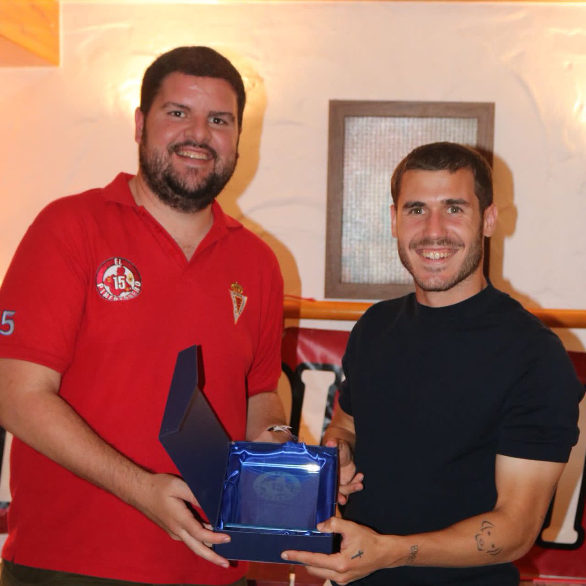 realmurciacfsad's tweet image. PEÑAS | 🧣 Hoy hemos estado en la cena anual de la Peña El 15 Pimentonero.

🏆 Iñigo Piña ha sido premiado con el XIV Trofeo 'José Luis Acciari' y Julio Gracia ha sido reconocido por su trayectoria al club. 

💪 También han sido reconocidos los ex jugadores del club Francisco…